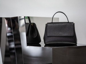 Отдельно стоящая стойка дисплея