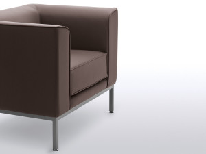 Кожаное кресло с подлокотниками