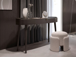 Деревянный письменный стол с ящиками