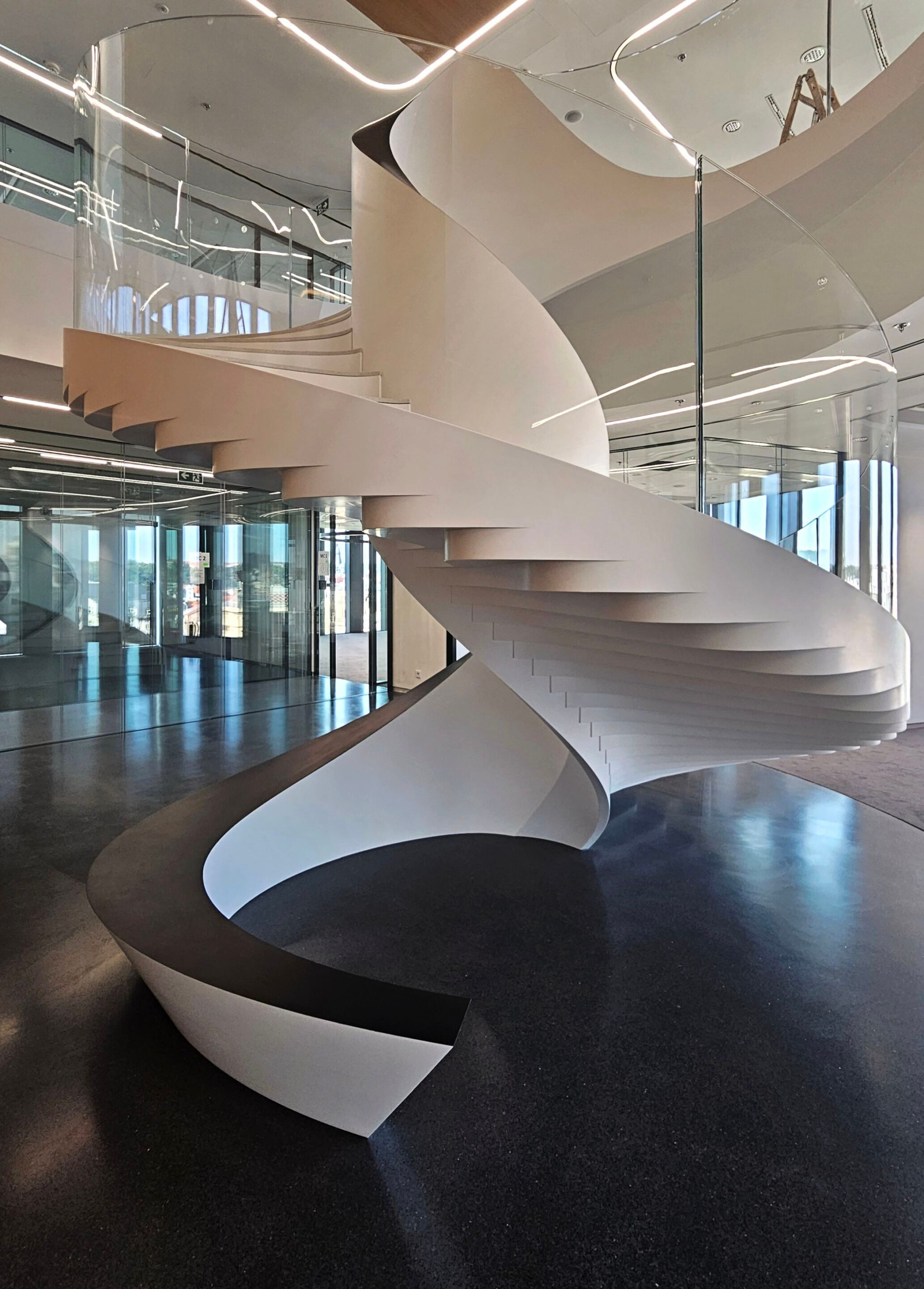 Винтовая лестница Corian® AMOSDESIGN PENTA MASARYCKA ARCH-00148157 - Вид №3