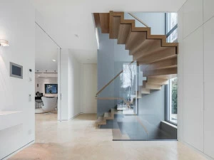 Siller Treppen Открытая лестница из дерева и стекла Zig-zag