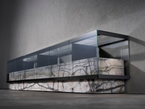 Стеклянный шкаф с каменным интерьером