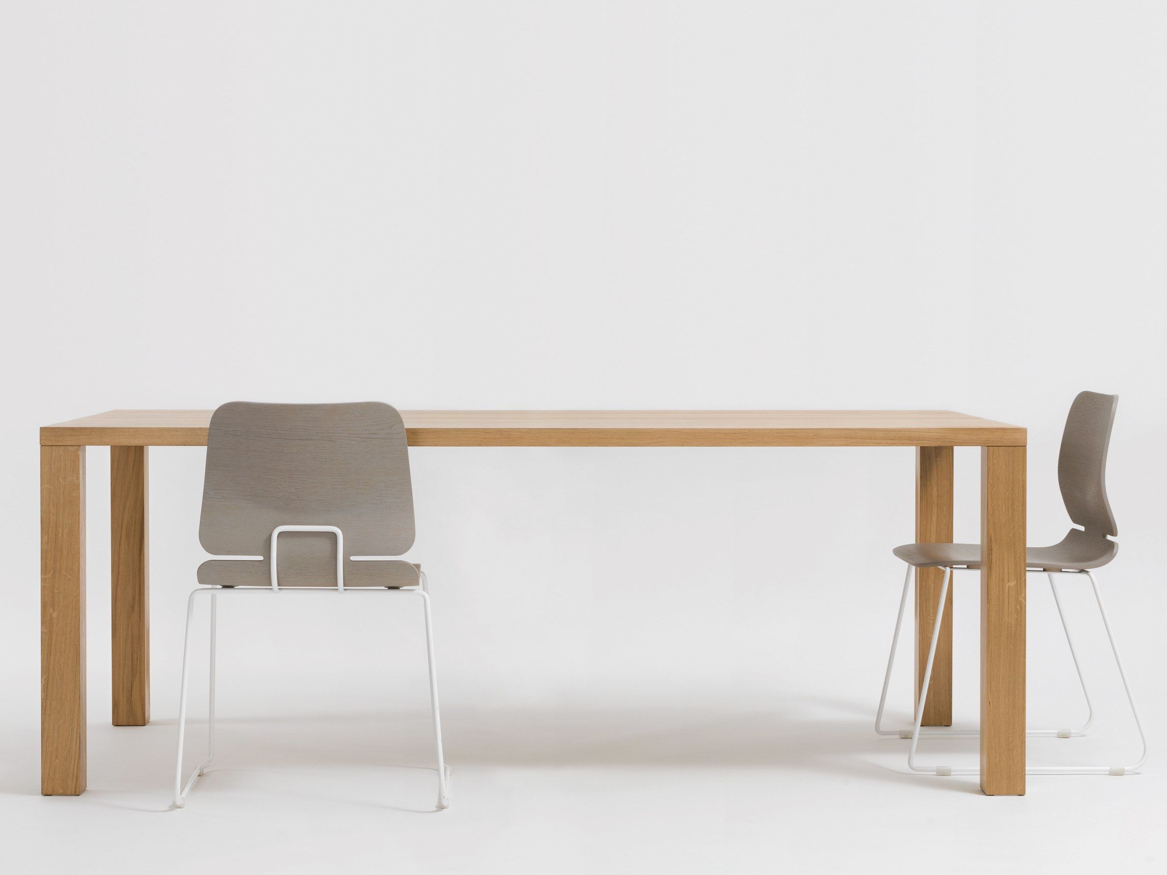 Прямоугольный обеденный стол из массива дерева ZEITRAUM Pjur ARCH-00047772