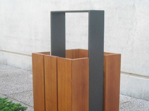 Наружная деревянная стойка для мусора