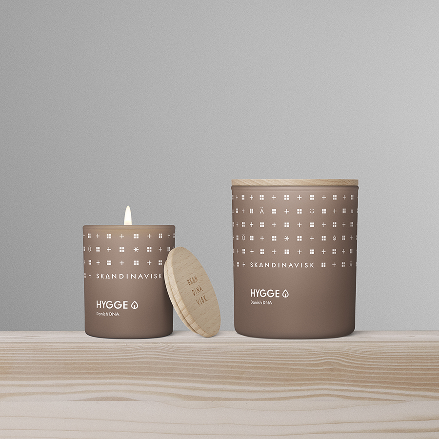 SK20209 Свеча ароматическая hygge с крышкой, 65 г (новая) S K A N D I N A V I S K  - Вид №2