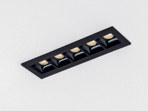 Несколько металлических светодиодных утопленных прожекторов