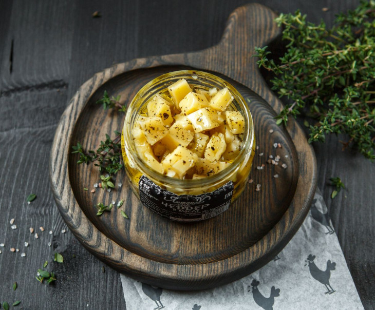 1321 Сыр "Чеддер" в оливковом масле с итальянскими травами Вкусляндия 