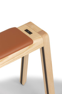 Многоуровневая скамья с USB-разъемом