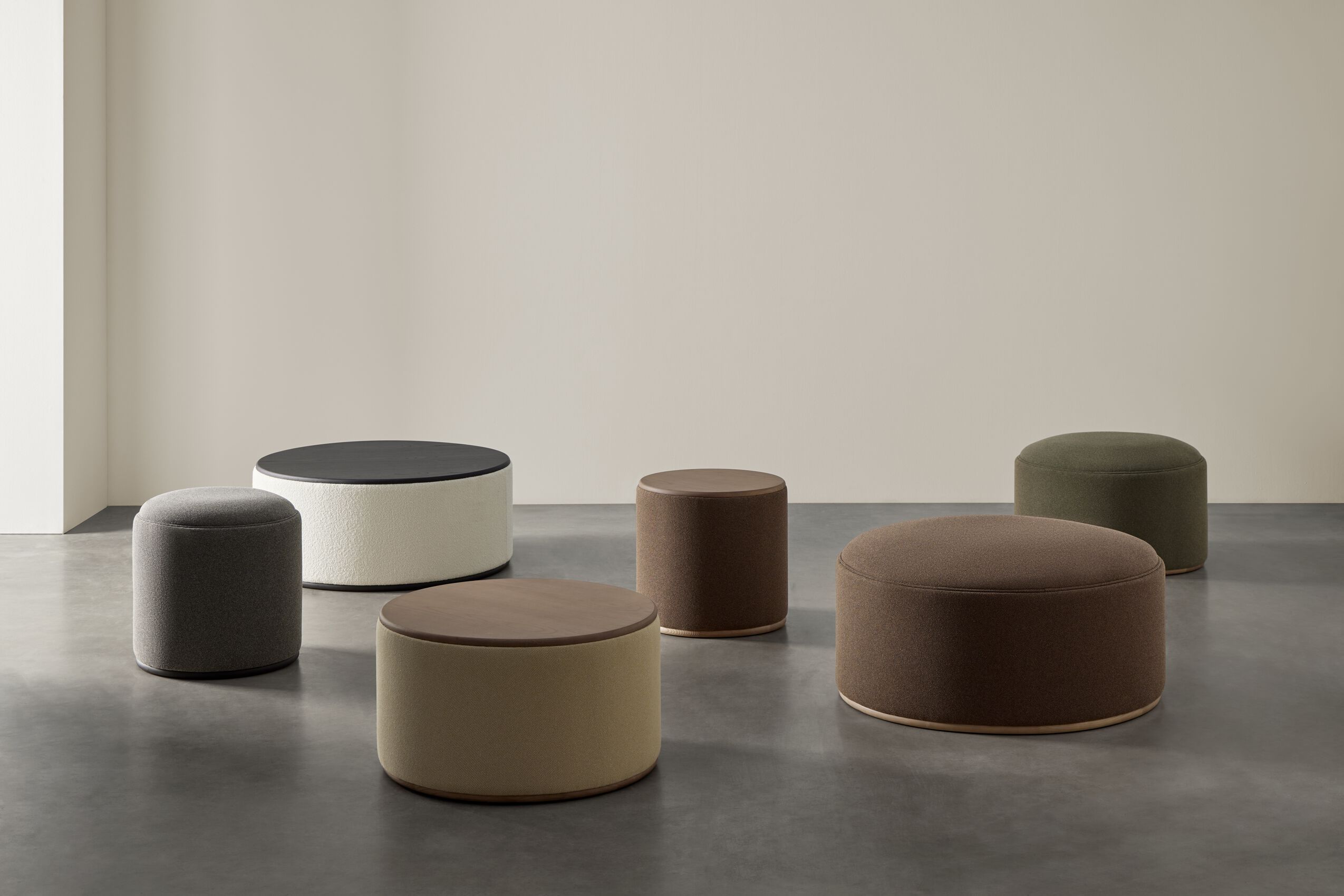 Высокий круглый журнальный столик из ткани Blasco&Vila Mant ARCH-00048084 - Вид №1