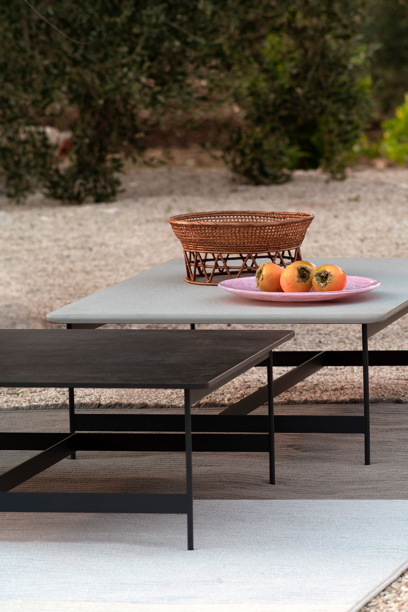 Прямоугольный низкий металлический садовый стол с керамогранитной столешницей Potocco Little T ARCH-00054697 - Вид №3