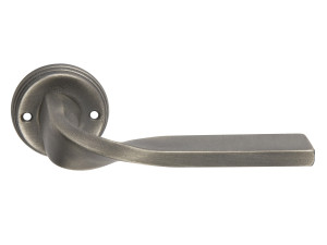 Бронзовая ручка на розетке