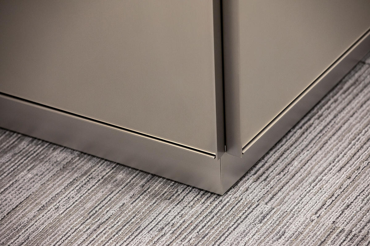 FSRT647 Система обшивки стен Levelr с панелями из вивихромного хромового стекла с прослойкой индивидуального цвета, показанная в конфигурации «отражающий» с отделкой pearlex +, нержавеющая сталь с отделкой «горный хрусталь» и открывающиеся ребра из нержав Forms-surfaces  - Вид №22