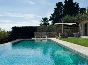 INDALO PISCINE Заглубленный бассейн из травертина