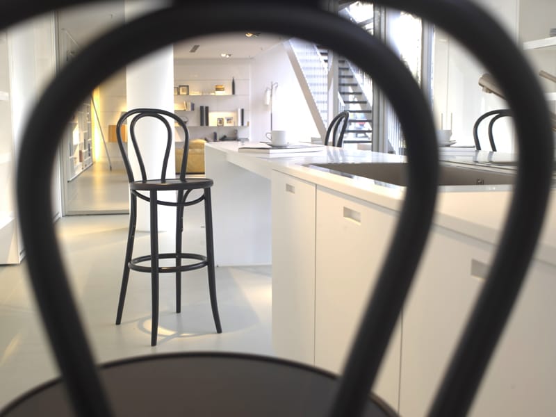 Высокий деревянный табурет с подставкой для ног со спинкой TON N° 18 ARCH-00051565 - Вид №1