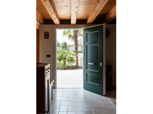 Бронированная входная дверь с открытыми петлями