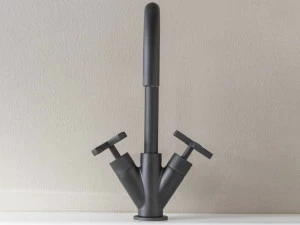 Rubinetterie Treemme Окрашенный смеситель для раковины на столешницу Line