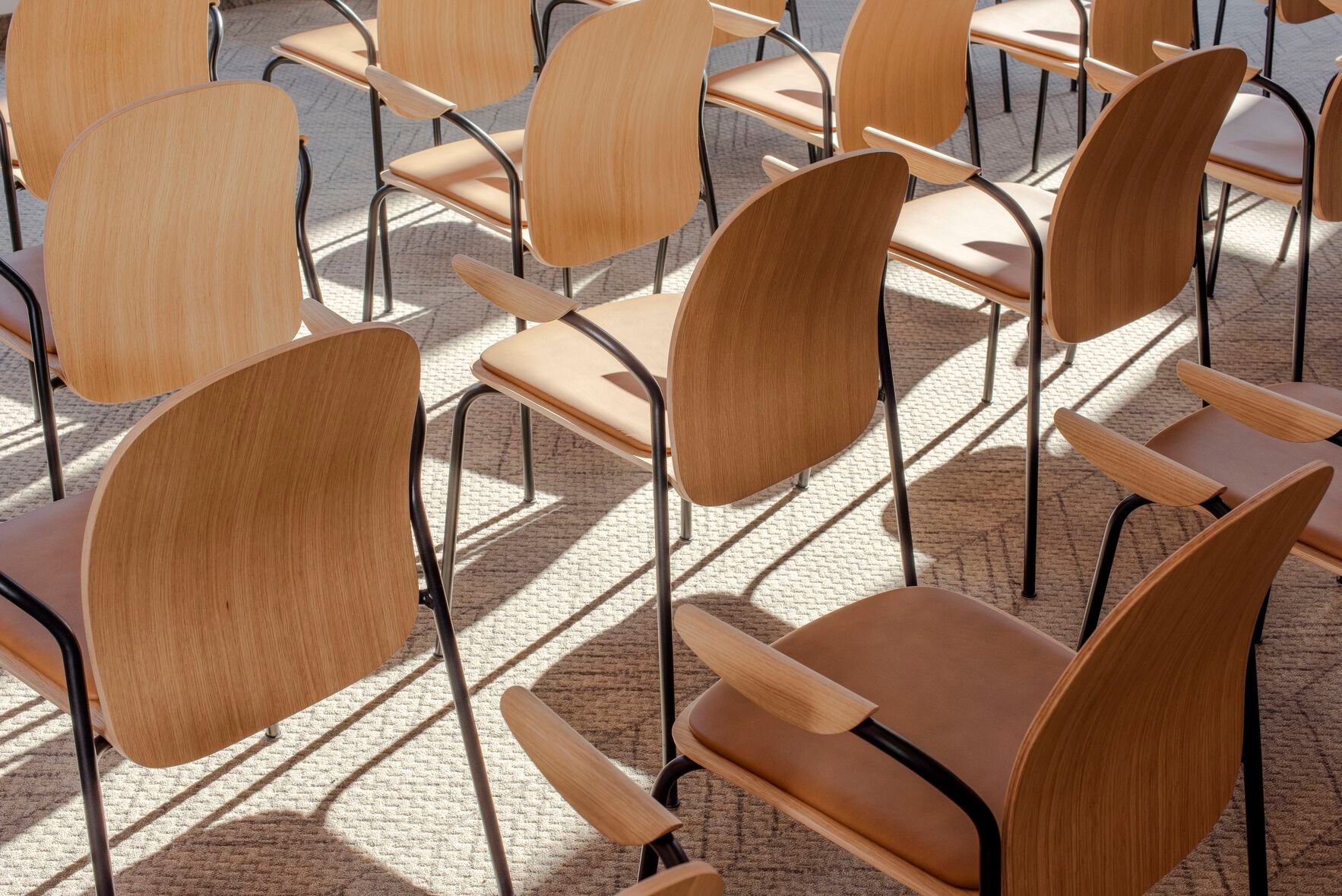 Штабелируемый стул из грецкого ореха с подлокотниками Gazzda Book ARCH-00126870 - Вид №13