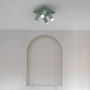 Несколько регулируемых потолочных прожекторов