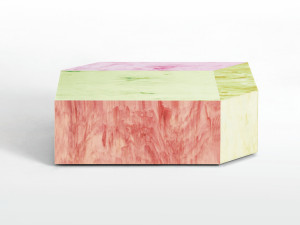 Низкий журнальный столик с отсеком для хранения