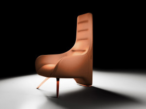 Кожаное кресло с высокой спинкой