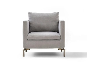 Тканевое кресло с подлокотниками