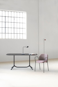 Мягкий тканевый стул с подлокотниками