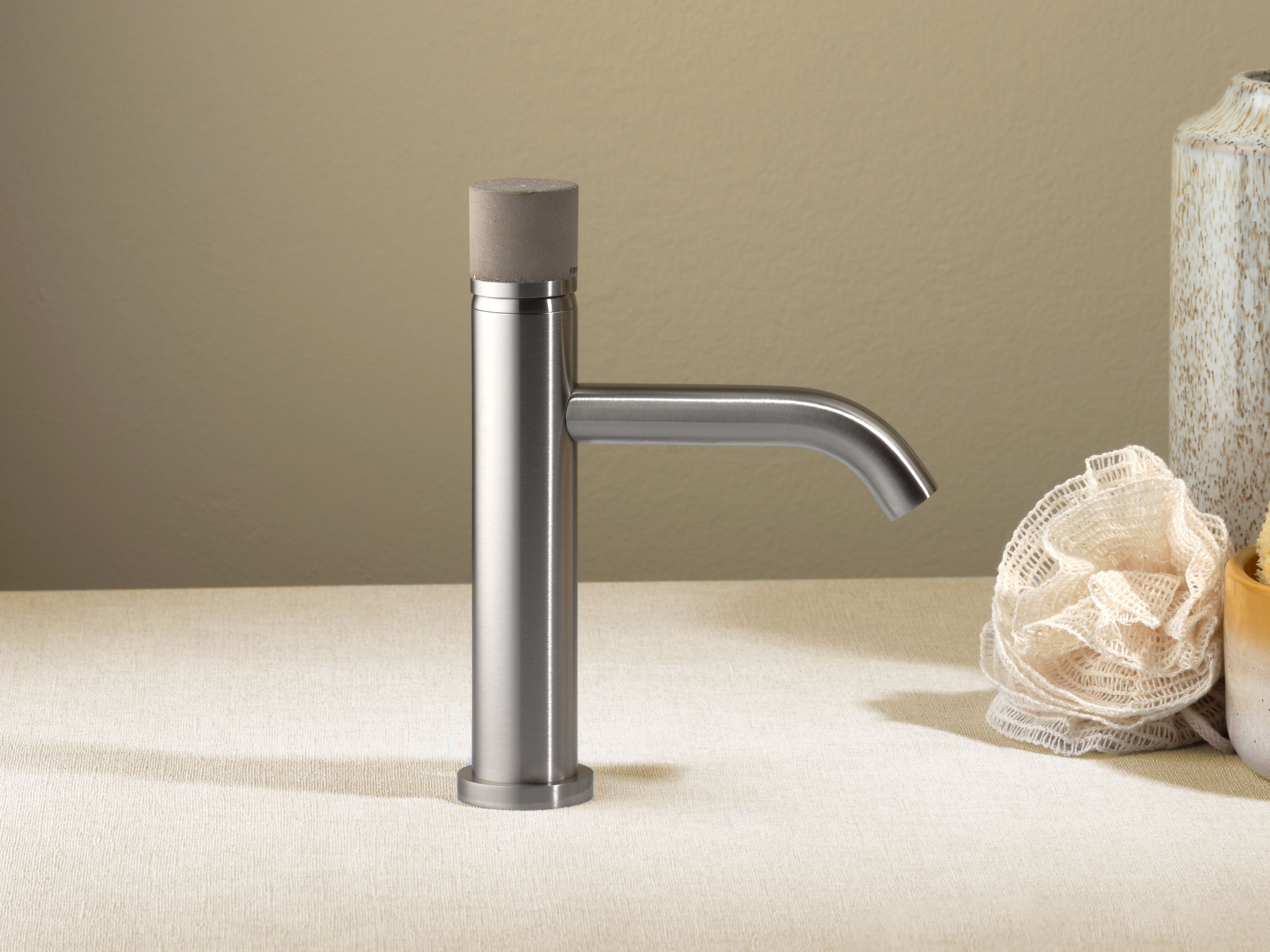 Однорычажный смеситель для раковины из нержавеющей стали Ritmonio Diametro35 Inox Concrete ARCH-00010021