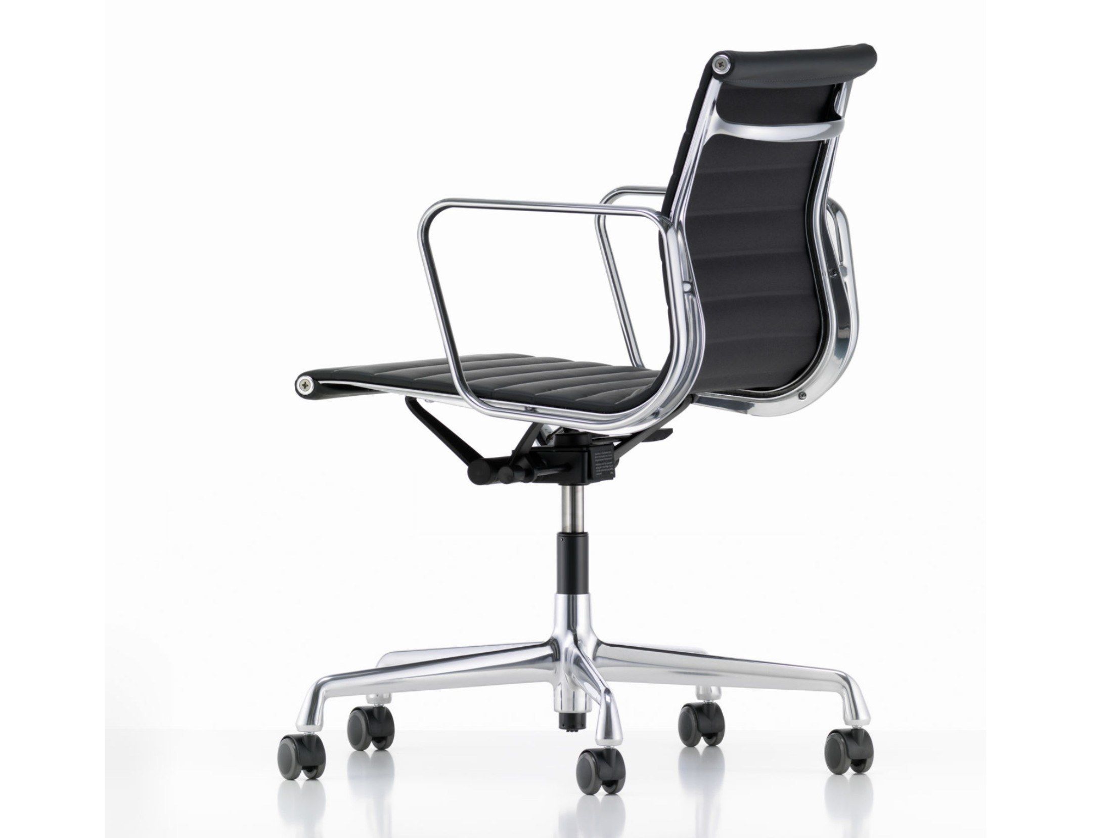 Кожаный поворотный операционный офисный стул с подлокотниками VITRA Eames Aluminium Group ARCH-00047211 - Вид №6