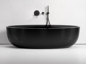 Овальная ванна в центре комнаты из смолы