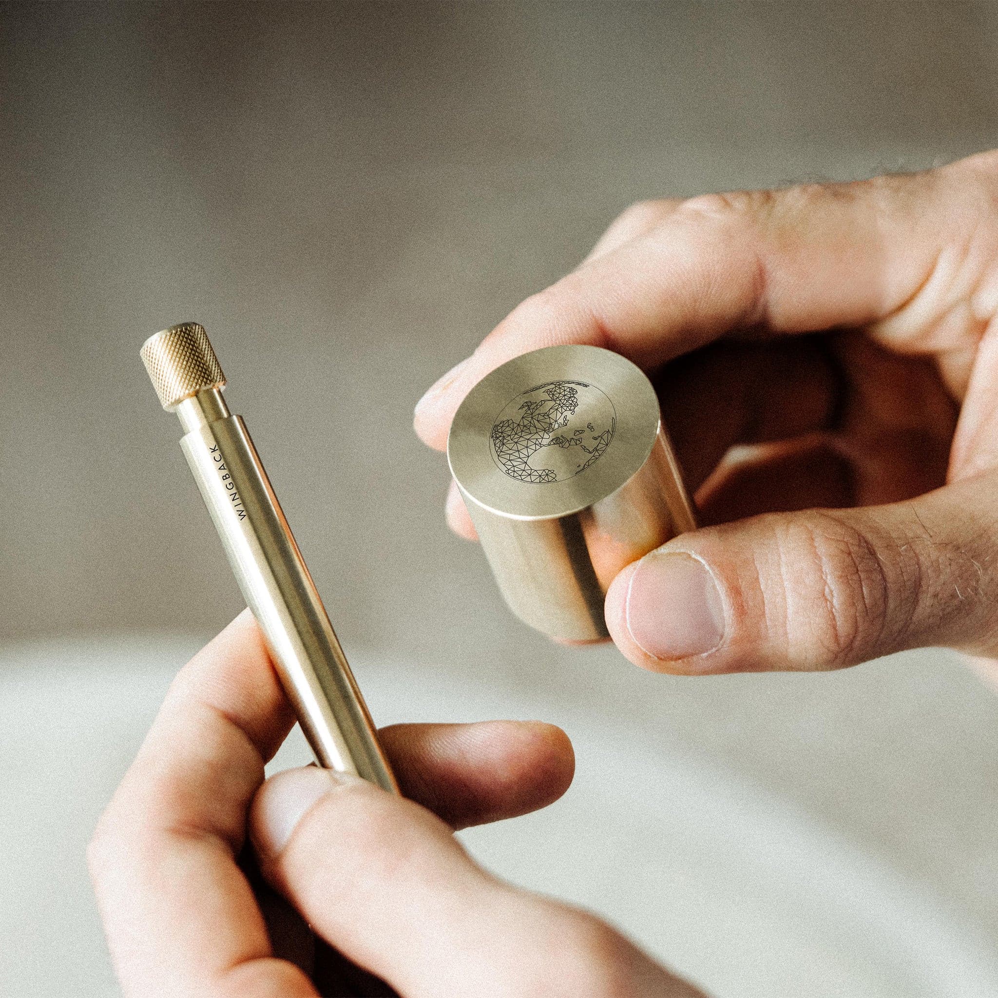 W206BRA Держатель для ручек/карандашей - латунь Wingback  - Вид №2