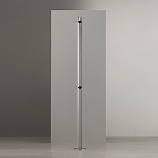 Свободно стоящий душ на открытом воздухе в AISI 316L из нержавеющей стали. Выход диск с дождевой струей в Delrin® черных матовый, контролируется прогрессивным смесителем сбора креста в черном алмазе матовой  BLD02 CEADESIGN  - Вид №1