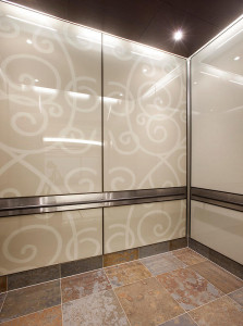 FSRT770 Внутренняя часть лифта Levele-105 с панелями из стекла vivispectra Spectra с индивидуальной прослойкой изображения и стандартной отделкой, хромированное стекло vivichrome с прослойкой нестандартного цвета и стандартной отделкой, нержавеющая сталь