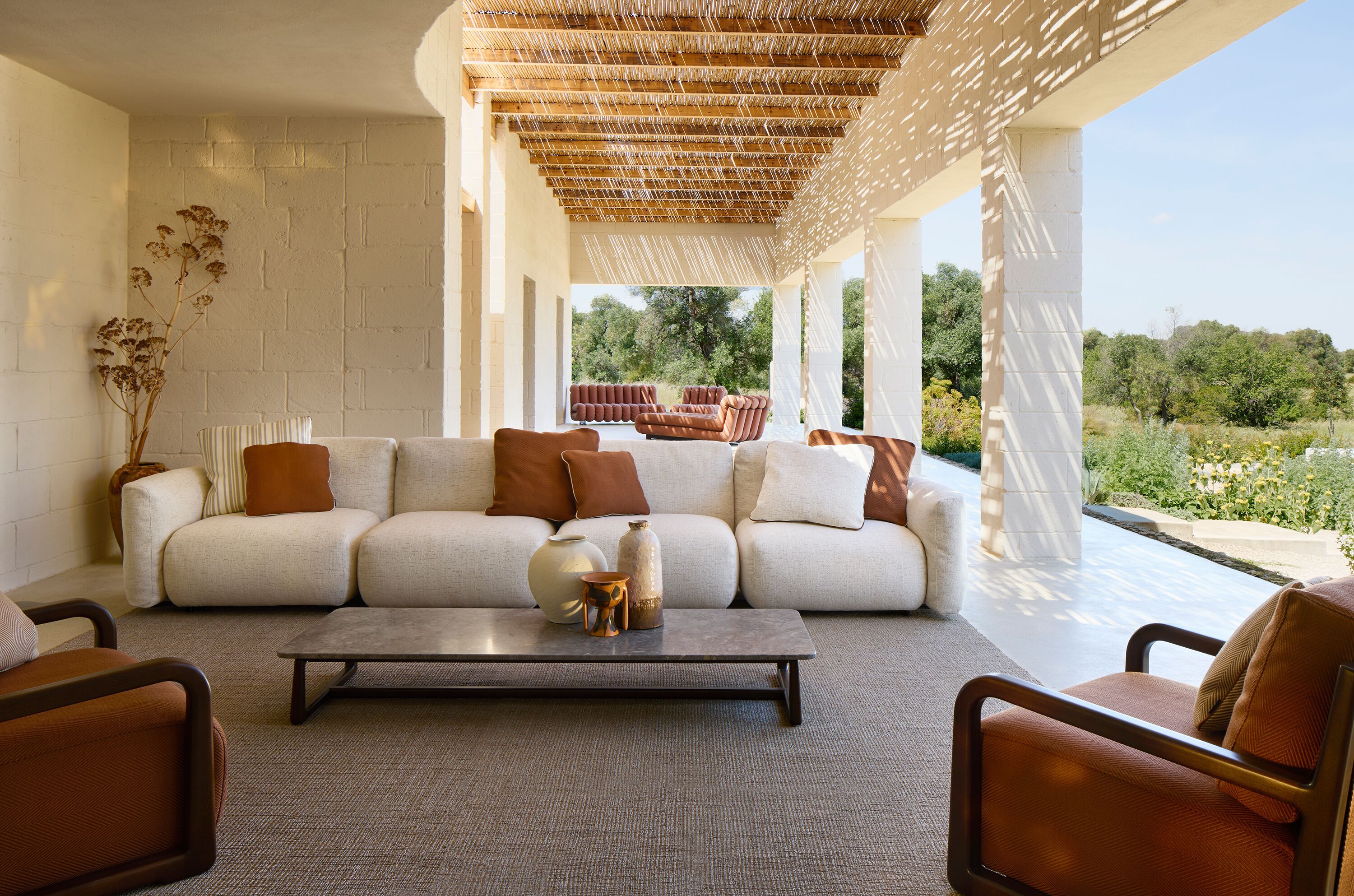 Прямоугольный журнальный столик из натурального камня Exteta Loro Piana Interiors, Стулья Delight от Exteta ARCH-00066377 - Вид №4