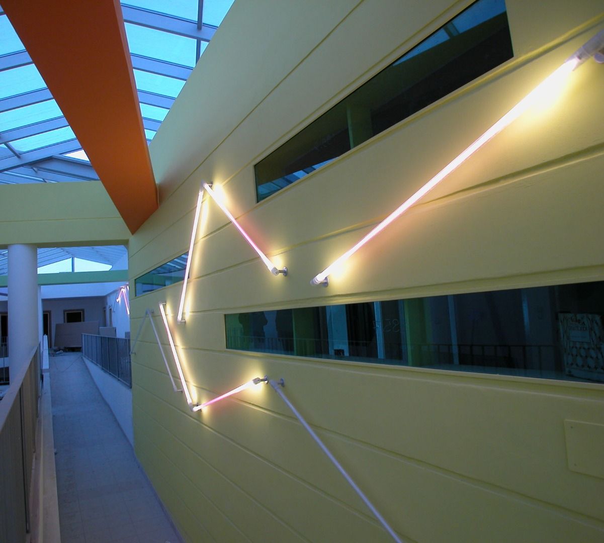 Люминесцентная подвесная лампа из поликарбоната Martinelli Luce Шанхай ARCH-00110281 - Вид №7