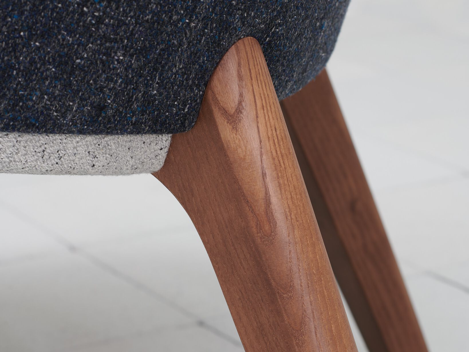 Тканевое кресло с подлокотниками Very Wood Bellevue ARCH-00095120 - Вид №3