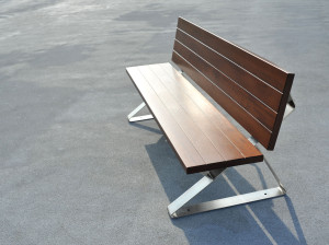 Стальная и деревянная скамья со спинкой