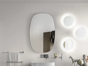 Настенное зеркало для ванной комнаты