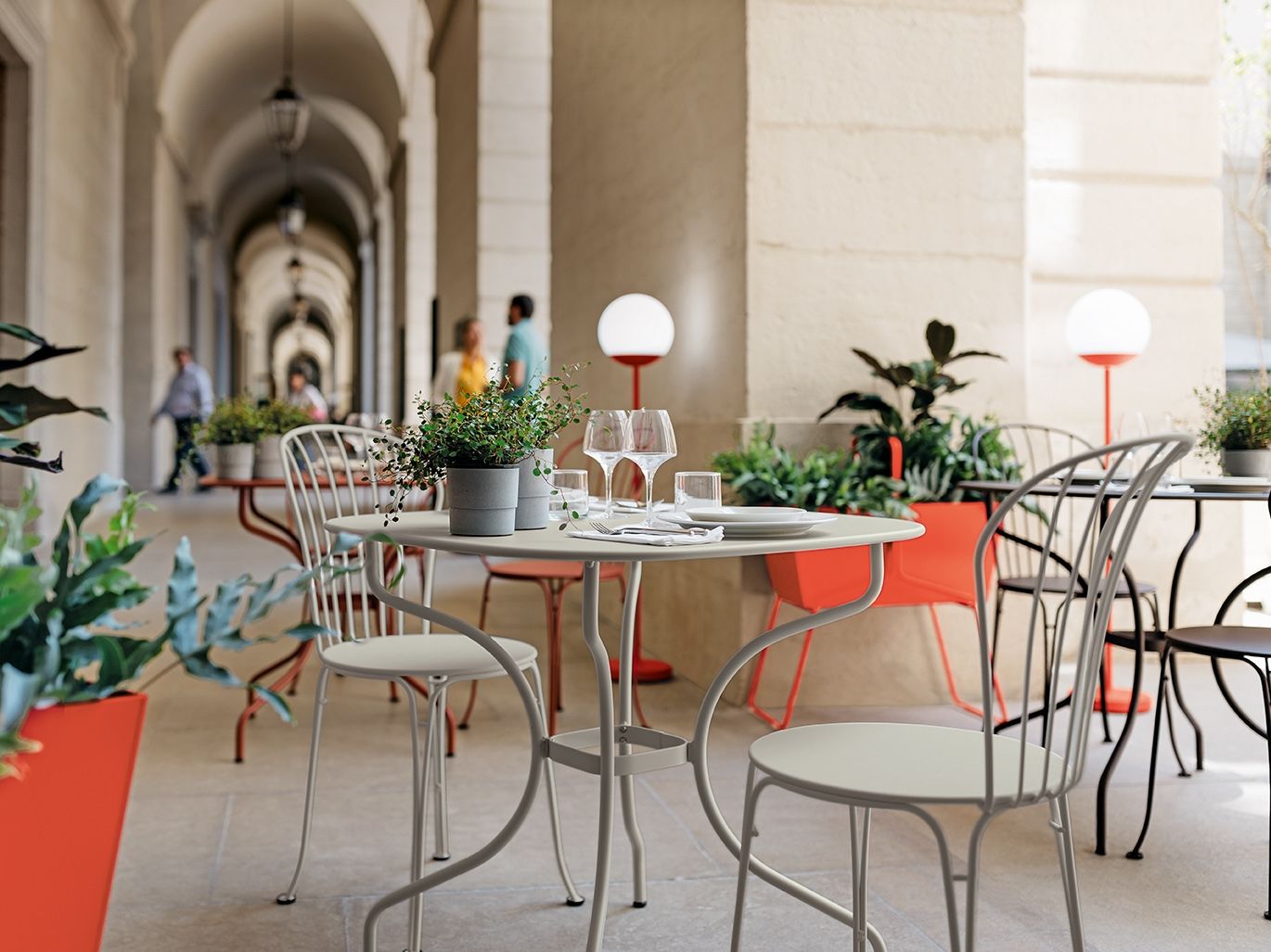 Стальной квадратный садовый стол Fermob Opéra+ ARCH-00078687 - Вид №1