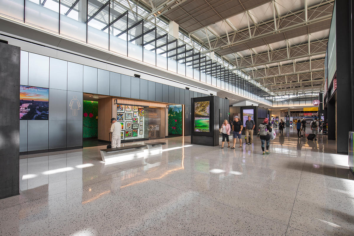 FSRT648 Система обшивки стен Levelr с панелями из вивихромного хромового стекла с прослойкой индивидуального цвета, показанная в конфигурации «отражающий» с отделкой pearlex +, нержавеющая сталь с отделкой «горный хрусталь» и открывающиеся ребра из нержав Forms-surfaces  - Вид №6