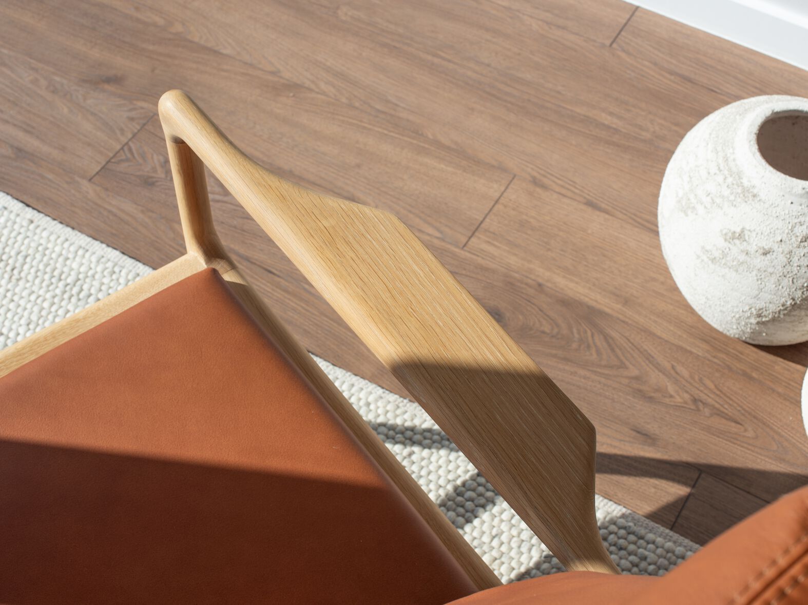 Дубовое кресло с кожаной подушкой Gazzda Dedo ARCH-00099803 - Вид №8