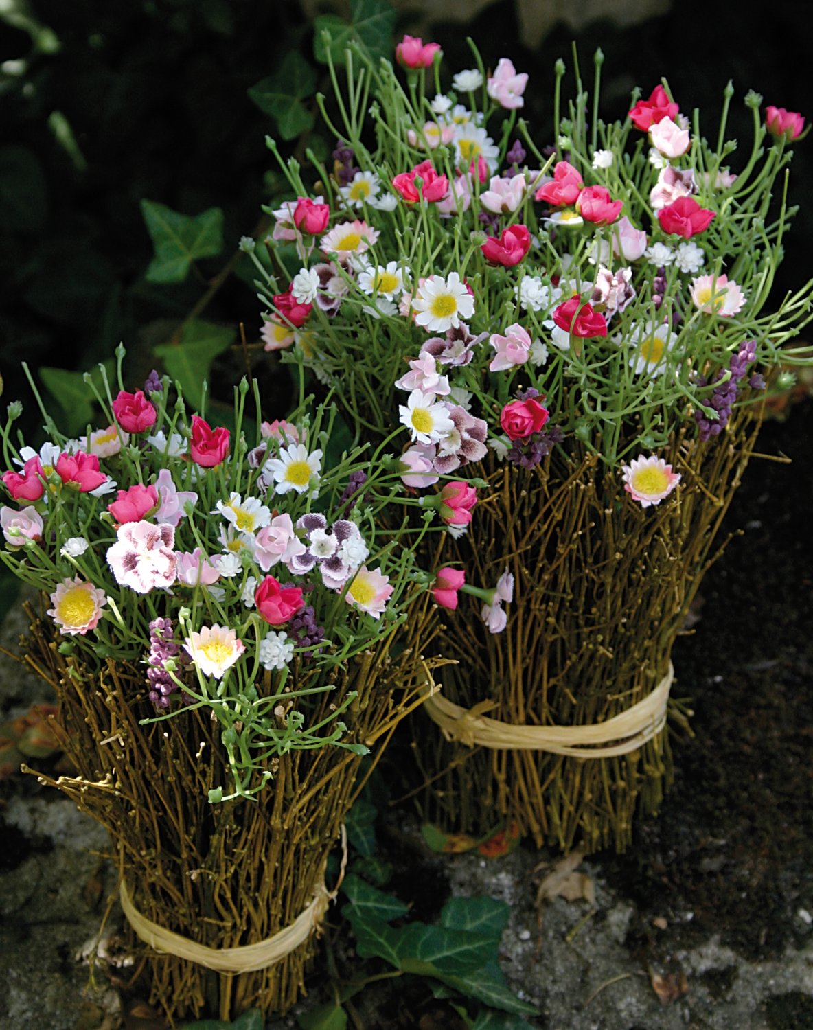 5708 001 a3 Композиция из искусственных цветов с ротангом, 28 см, разноцветная H-andreas  - Вид №5