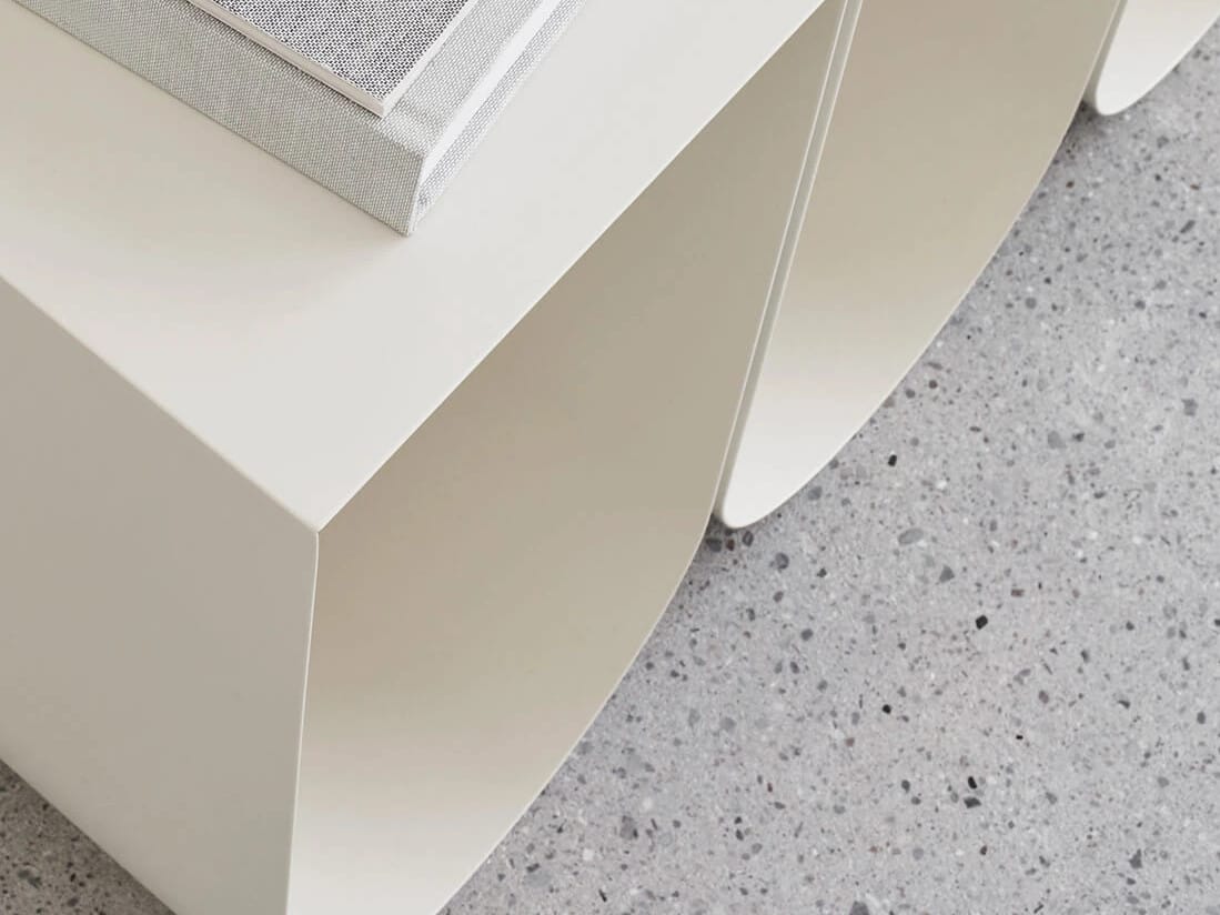 Стальная скамья с порошковым покрытием Kristina Dam Studio Curved ARCH-00028363 - Вид №4