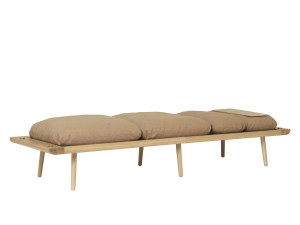 Спальная кровать с деревянной обивкой