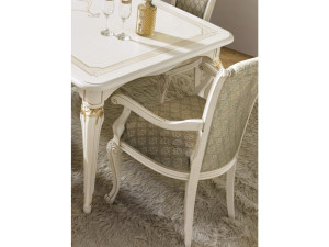 Деревянный мягкий стул с подлокотниками