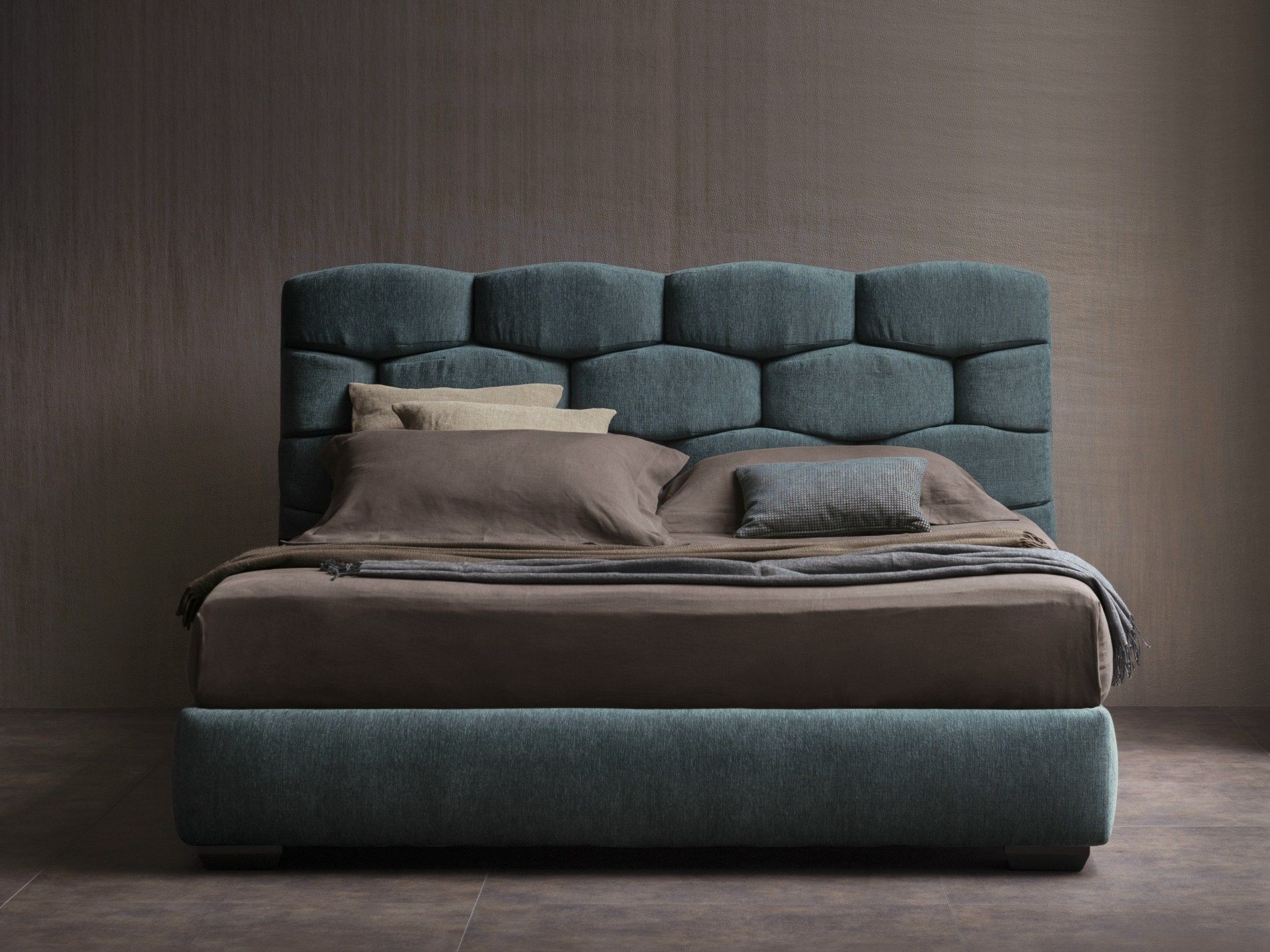 Двуспальная кровать с мягким изголовьем Flou MAJAL ARCH-00099291 - Вид №1