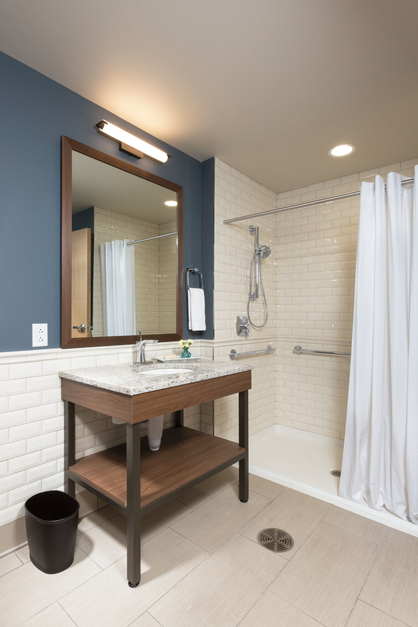 41942-KS Угловой современный декоративный поручень ADA Delta Faucet Delta Черный нержавеющий - Вид №2