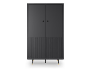 Шкаф из массива дерева с распашными дверцами