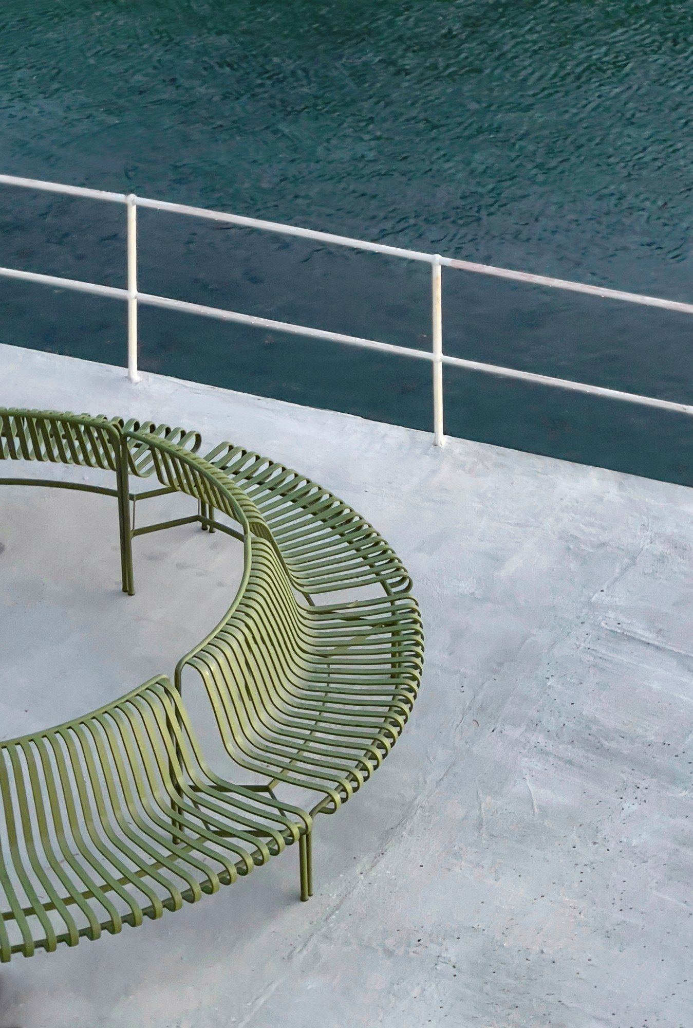 Стальная садовая скамейка с порошковым покрытием со спинкой Hay Палисад ARCH-00074175 - Вид №60