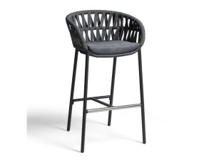 Высокий веревочный стул на открытом воздухе