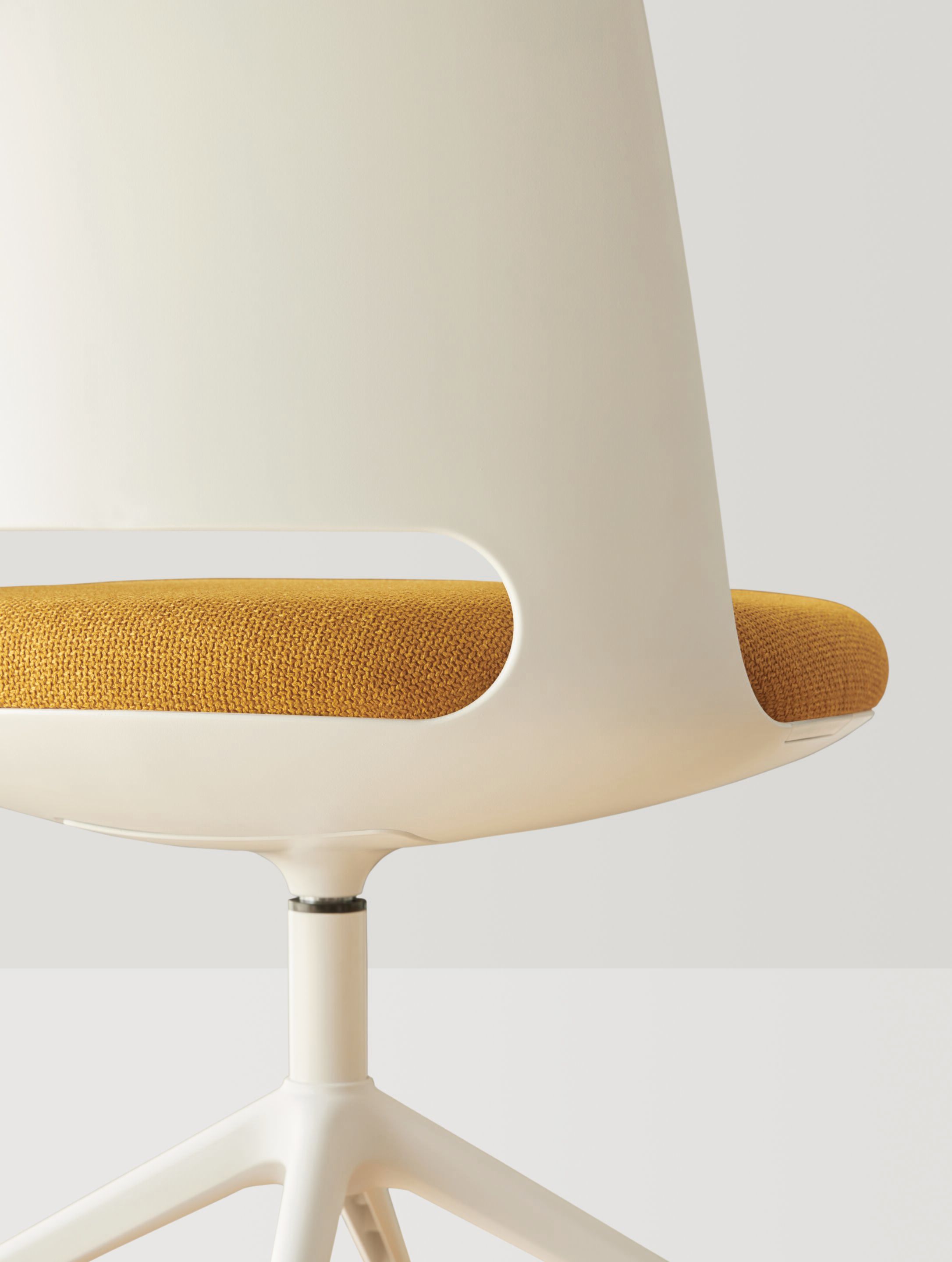 Поворотный тканевый рабочий стул с гибкой спинкой на насесте INCLASS Orus ARCH-00061862